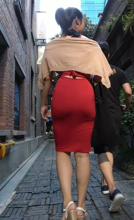 红色包臀裙，走路很拉风