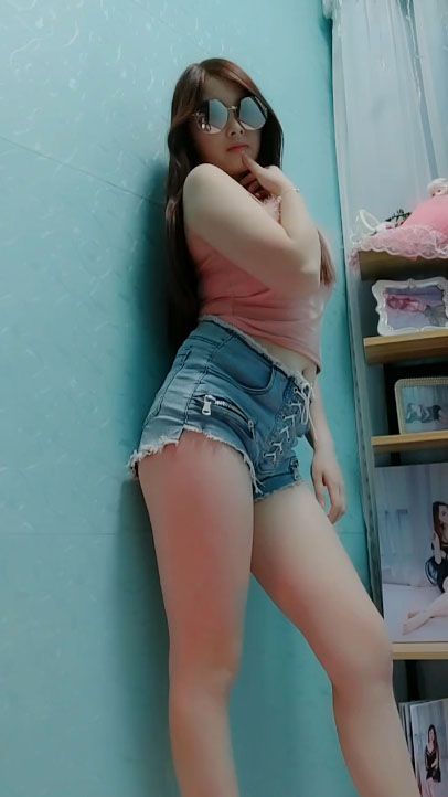 姑娘的双腿真长