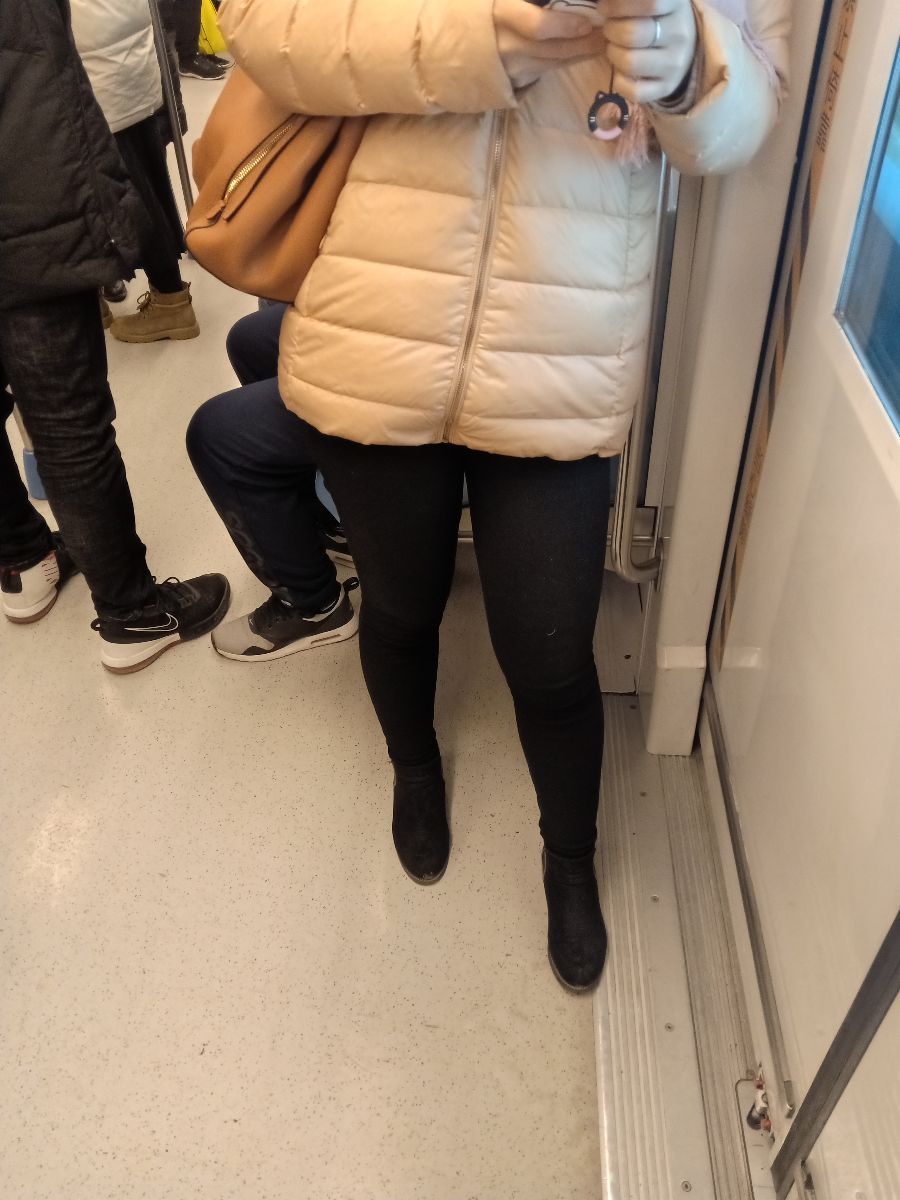 地铁里的紧身裤妹子