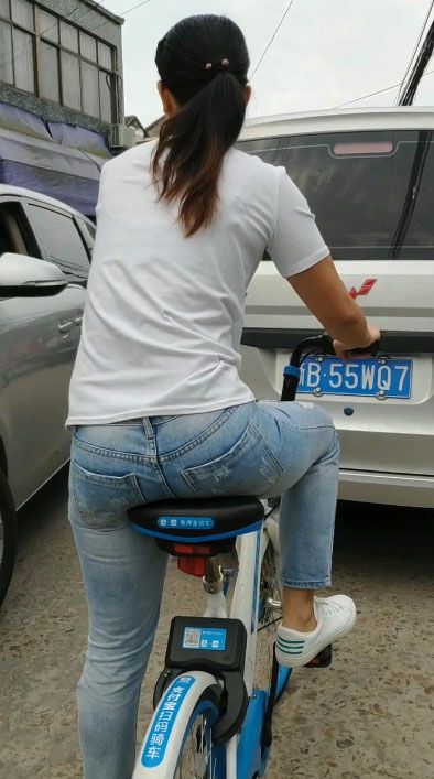 牛仔裤美女骑单车