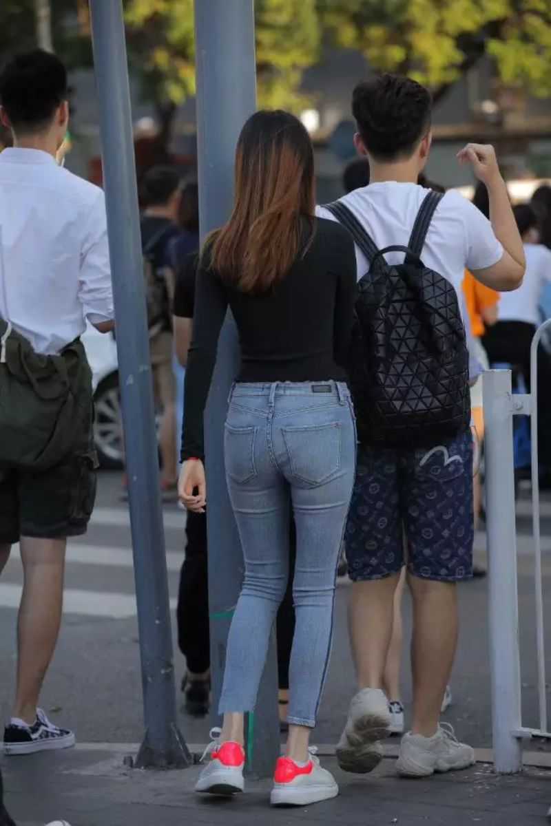 颜值高紧牛搭配毛衣身段条美