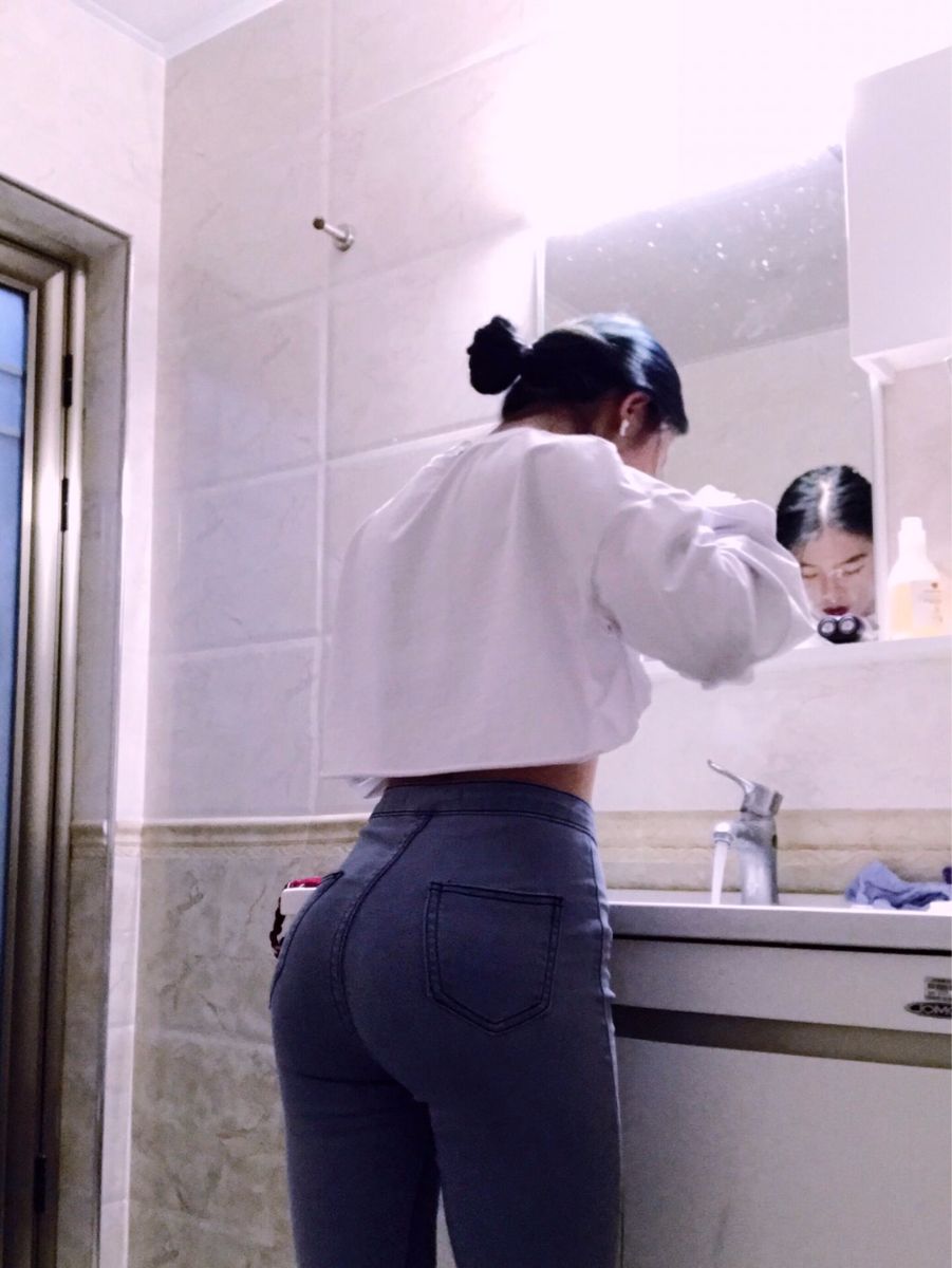 早上起床的牛仔美女