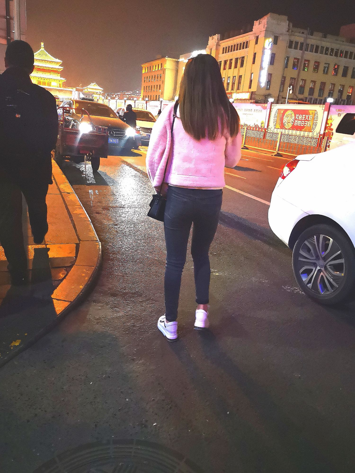 夜幕下的黑色紧身裤