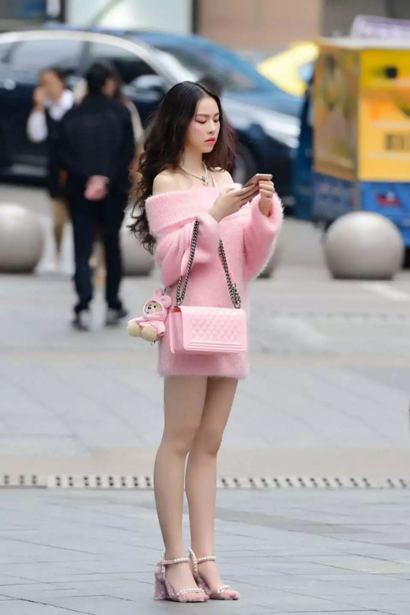 粉红色的圆润妹子