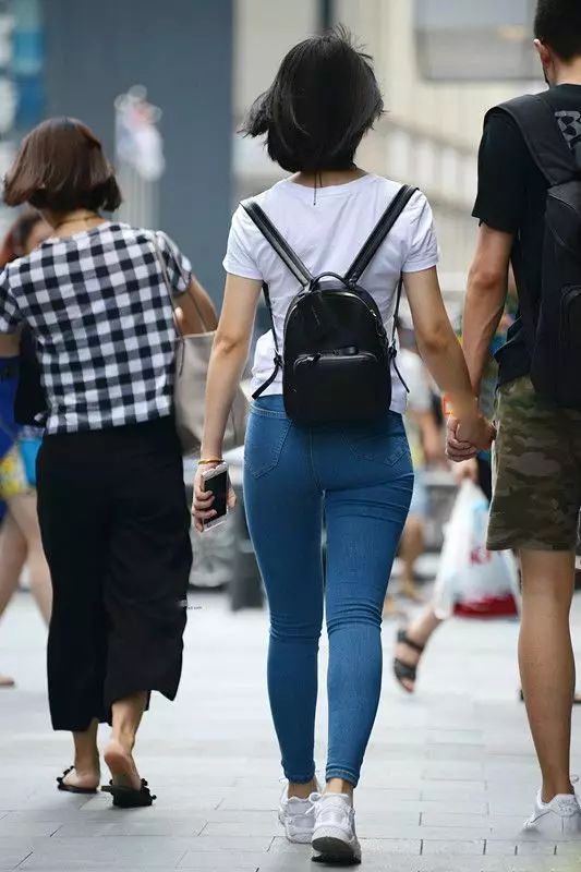 漂亮的牛仔妹和男朋友一起逛街