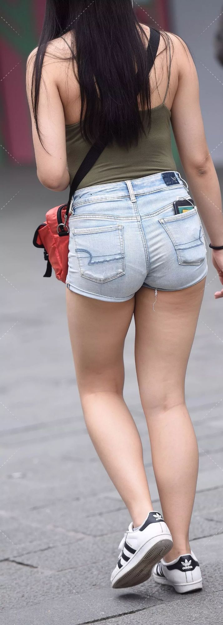 大长腿牛仔热裤妹子