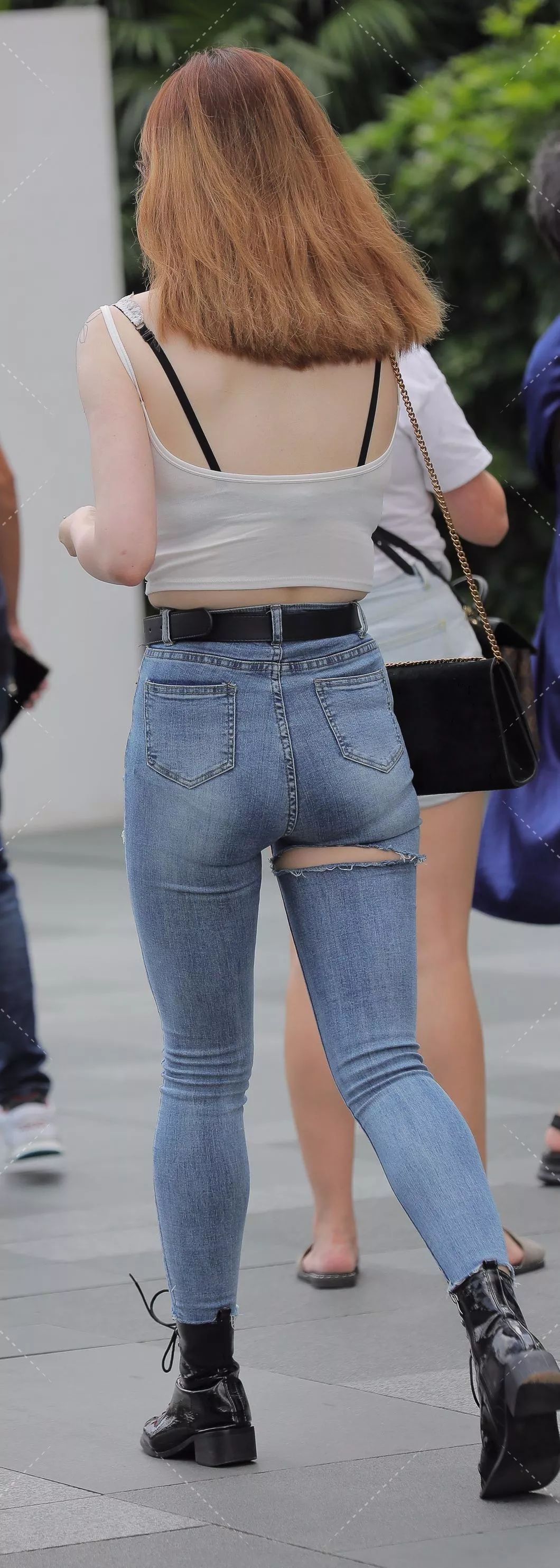 破洞牛仔妹子