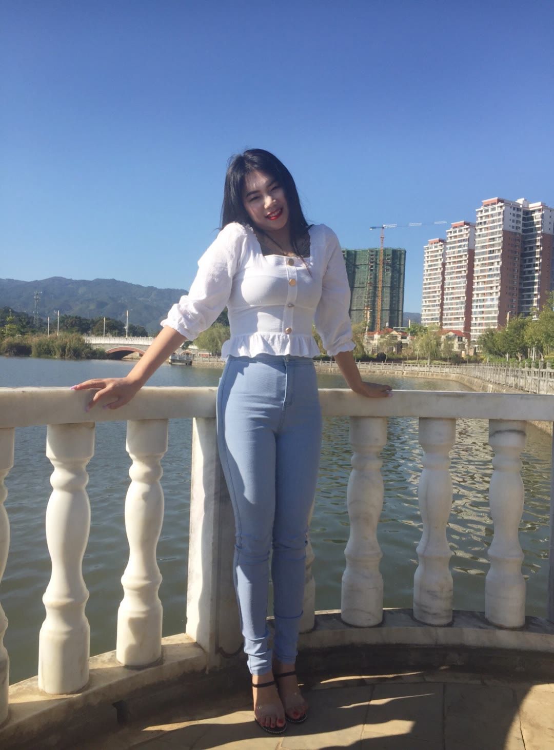 湖边的牛仔裤妹子