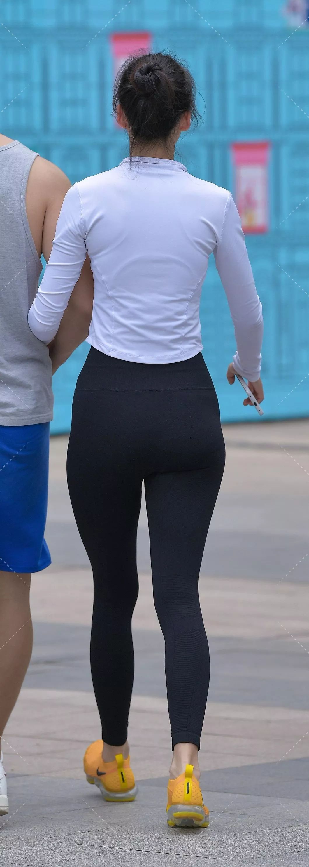 逛街的紧身裤妹子