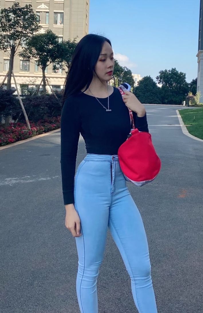 街拍大眼睛牛仔裤美女