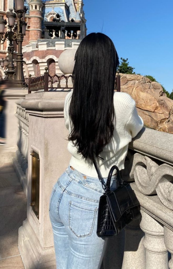 在俄罗斯旅游的牛仔裤美女