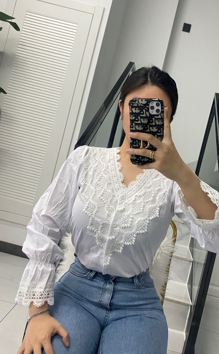周末休息，准备去法国的牛仔裤美女