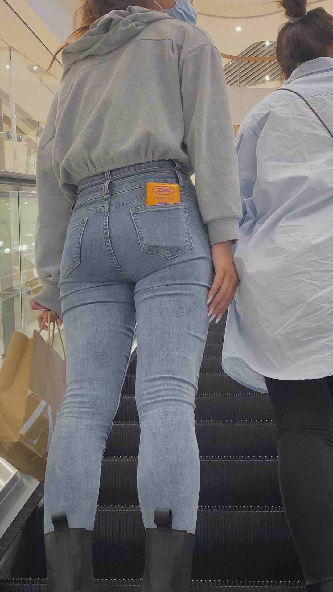 在德基广场吃零食的紧身裤妹子