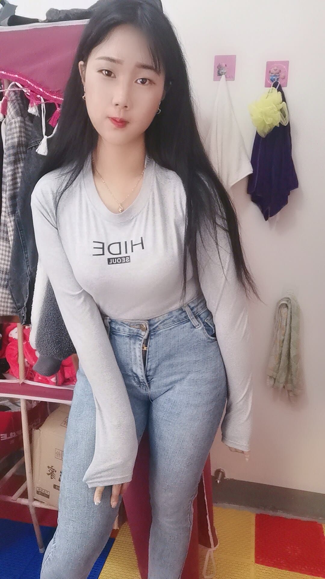 长腿牛仔裤妹子，大腿肉肉的