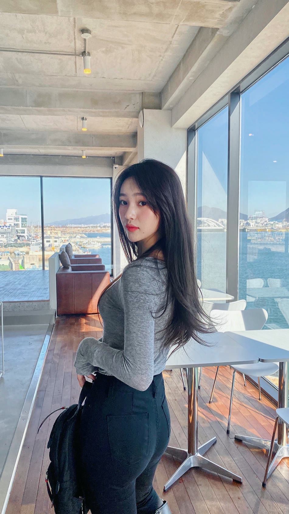 长相甜美的牛仔裤妹子
