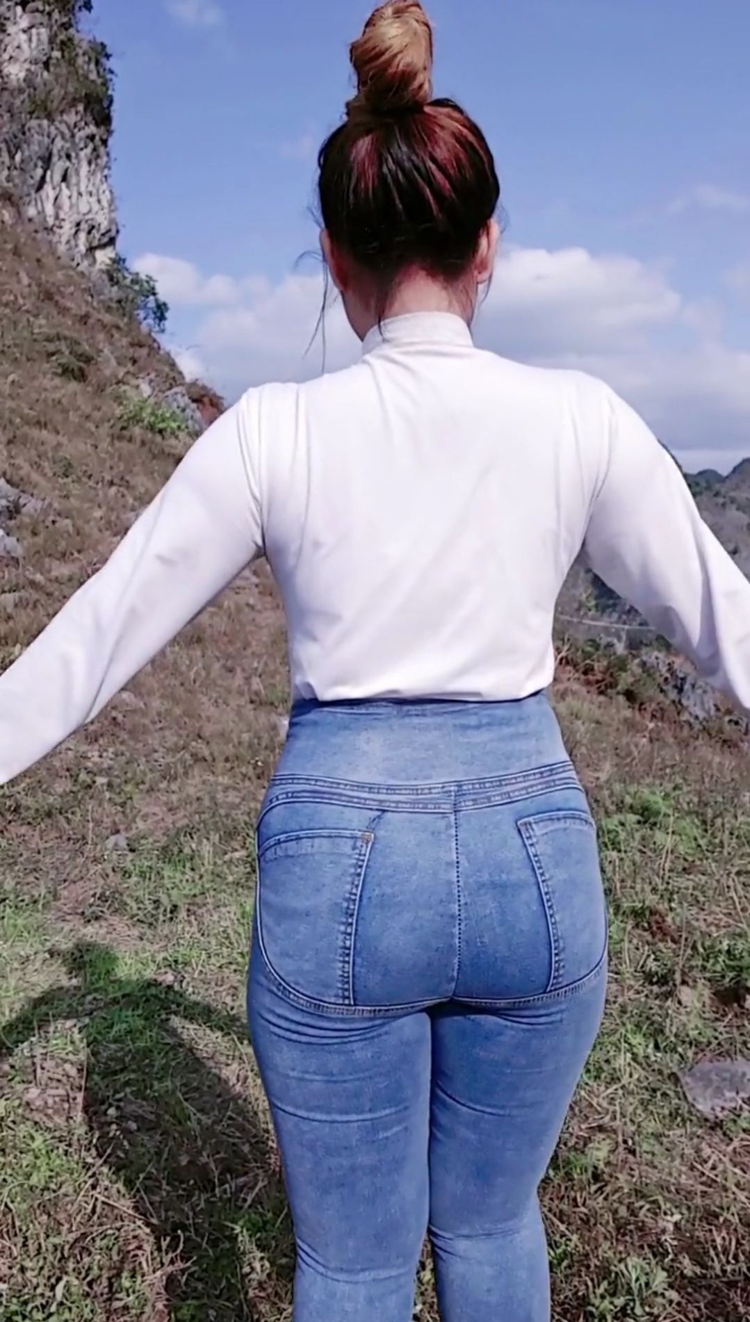 牛仔裤美女[视频]共有9秒，无水印，体积4M【0.2元】牛仔裤美女