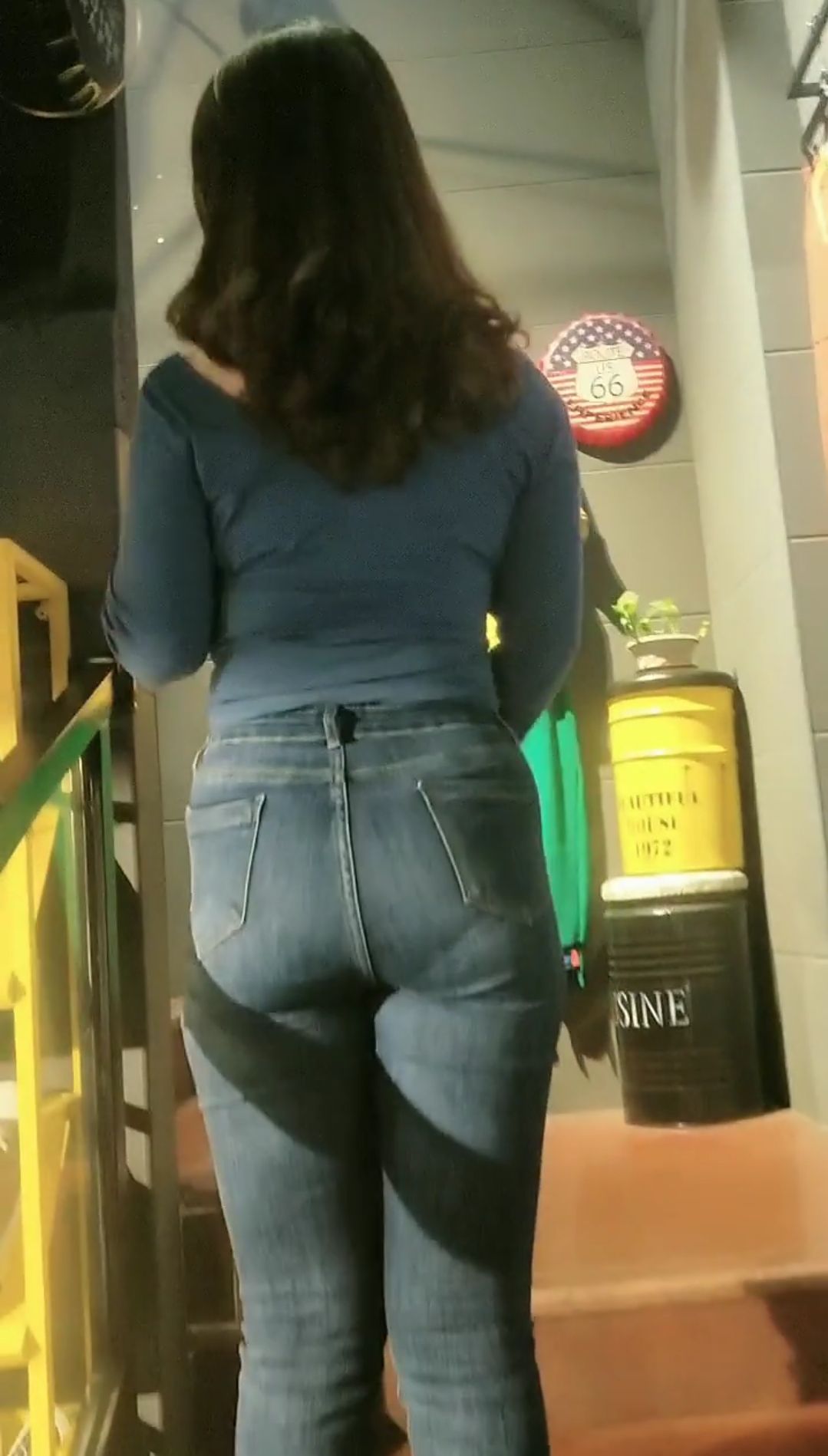 牛仔裤美女[视频]胖胖的长发牛仔裤小姐姐，7秒，无水印，2.3M牛仔裤美女