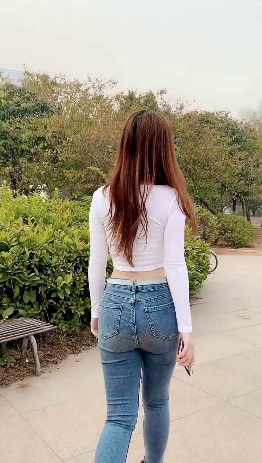 [视频]牛仔裤美女的背景好看，11秒，无水印，4.9M