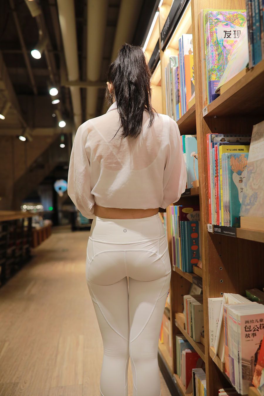 [高清套图]街拍图书馆看书的白色紧身裤妹子,共有860张,体积8.8G