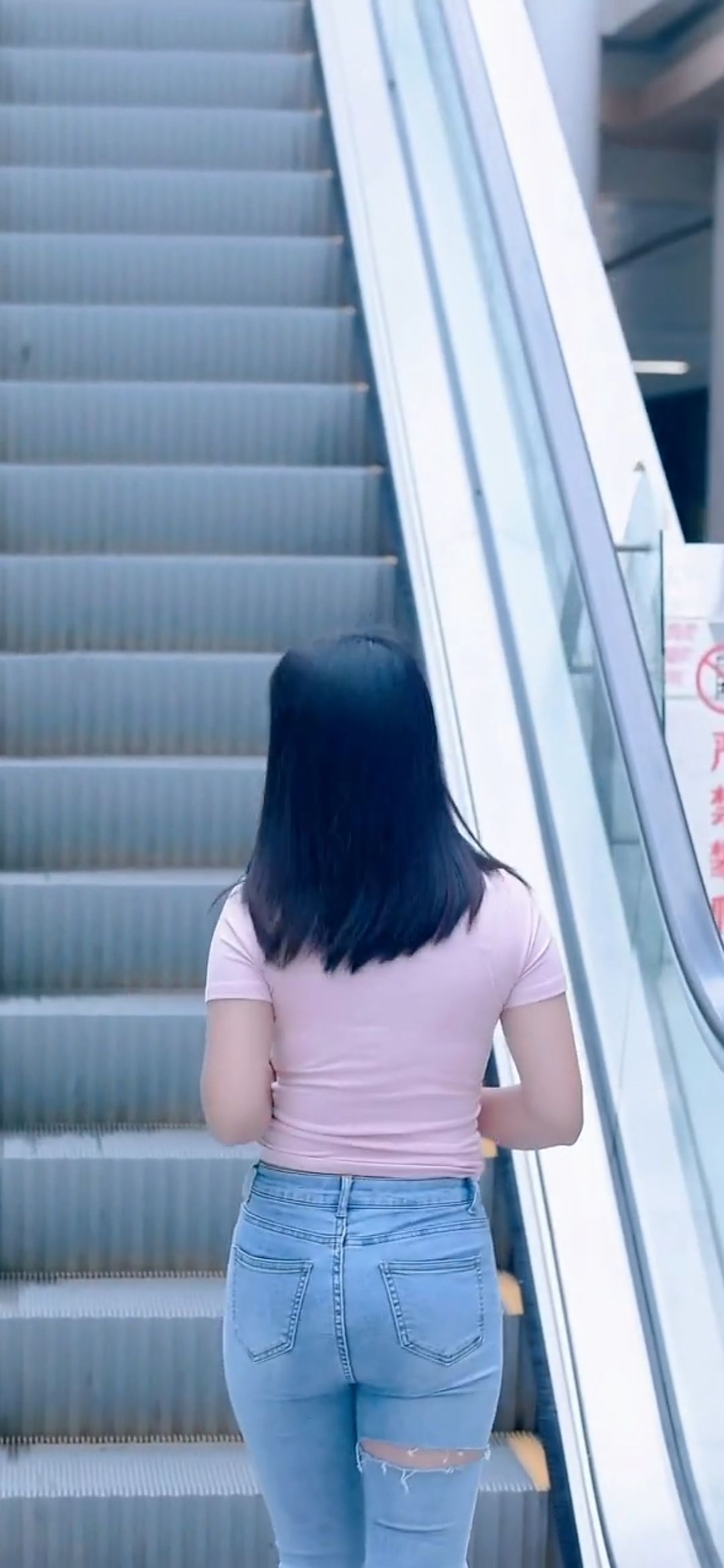 [视频]从地铁回到地面走楼梯的牛仔裤美女