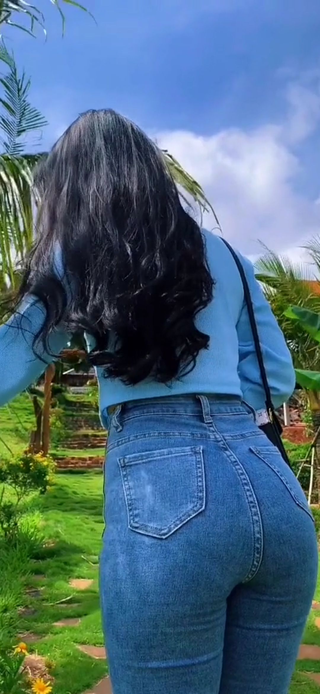 [视频]热带雨林里抓住一只肥美的牛仔裤美女