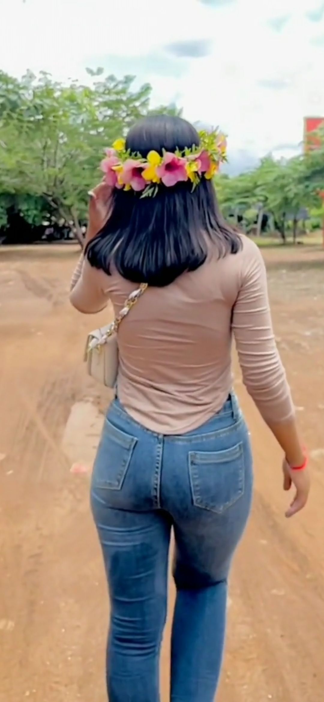 [视频]头戴鲜花圈的翘臀牛仔裤美女