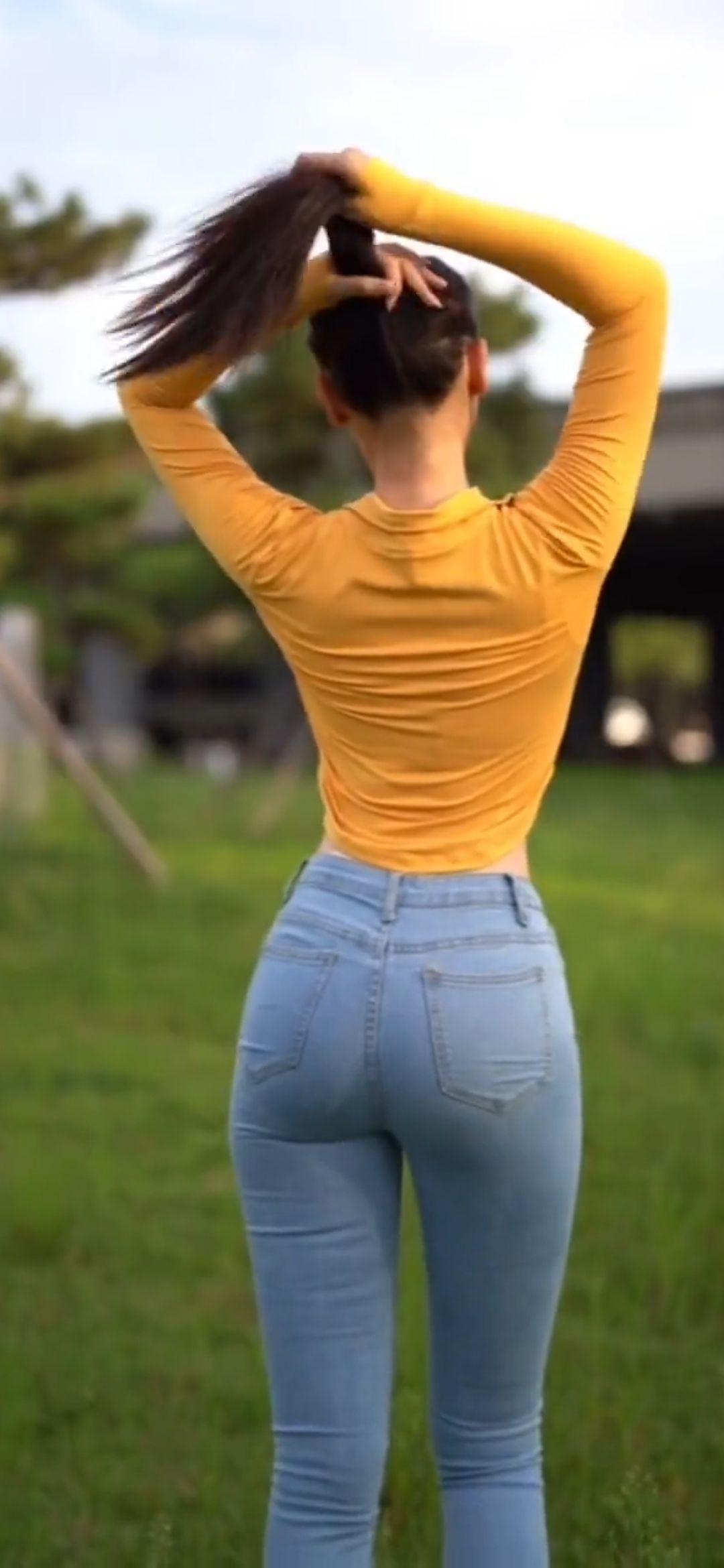 牛仔裤美女[视频]蓝色空间里黄色上衣的牛仔裤美女牛仔裤美女