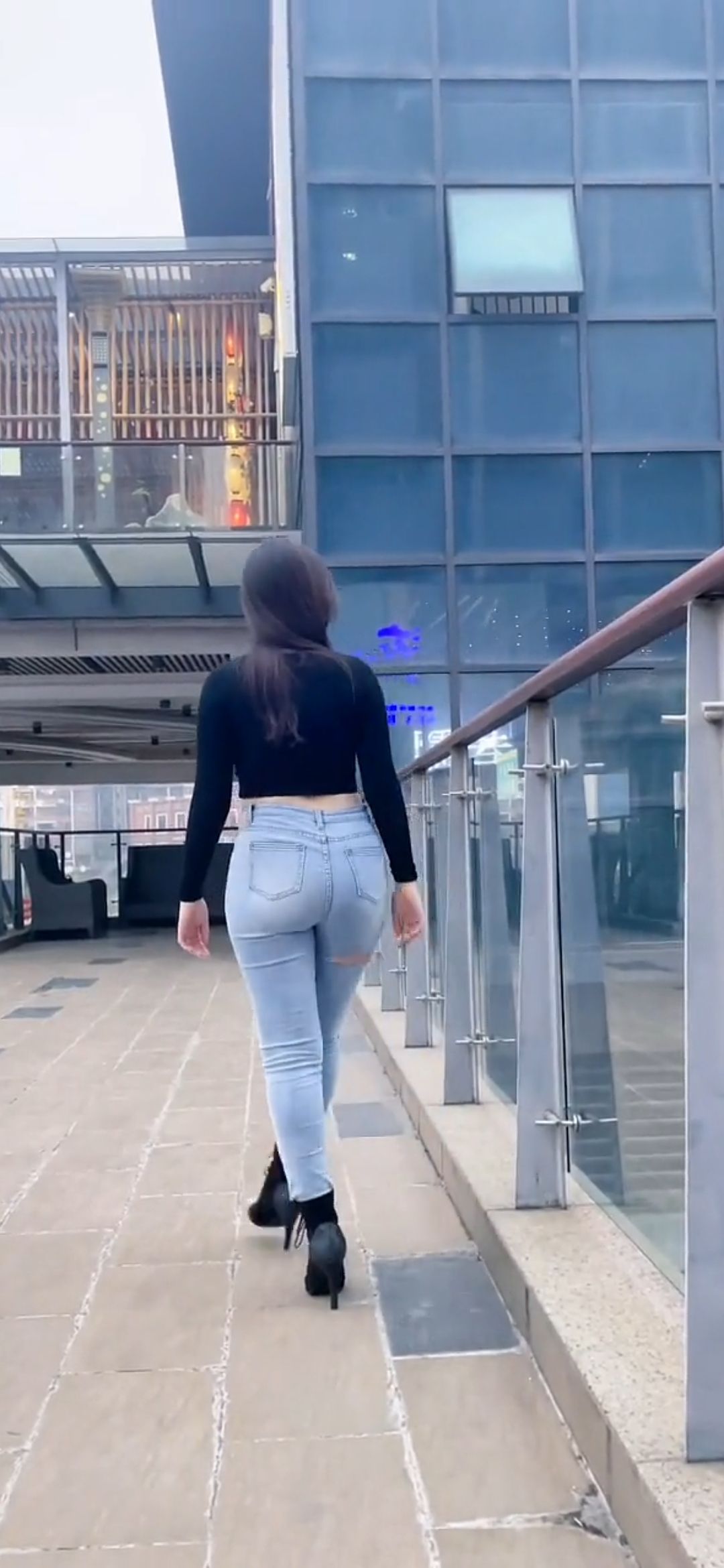 [视频]在国外旅行时碰到一位漂亮的牛仔裤美女