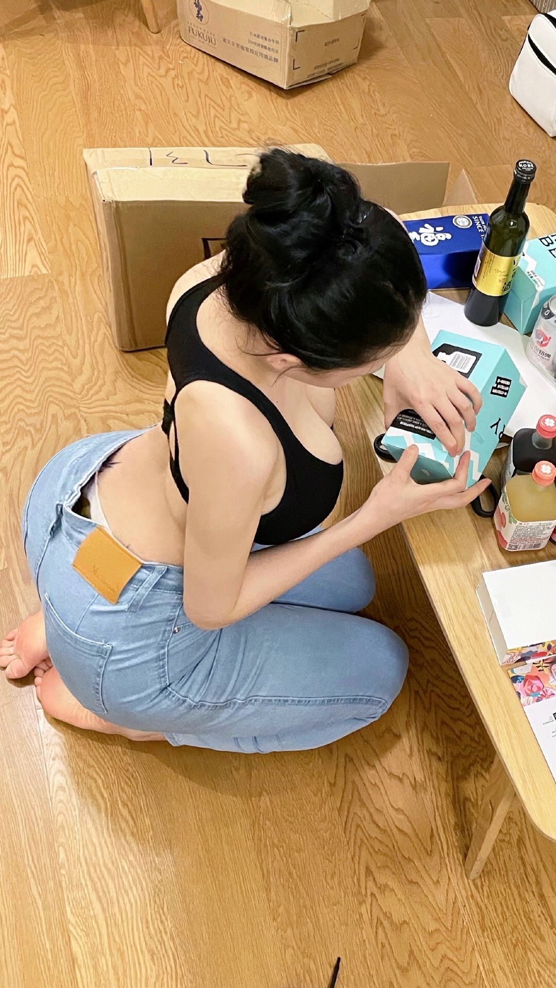 性感的牛仔裤美女在做手工活