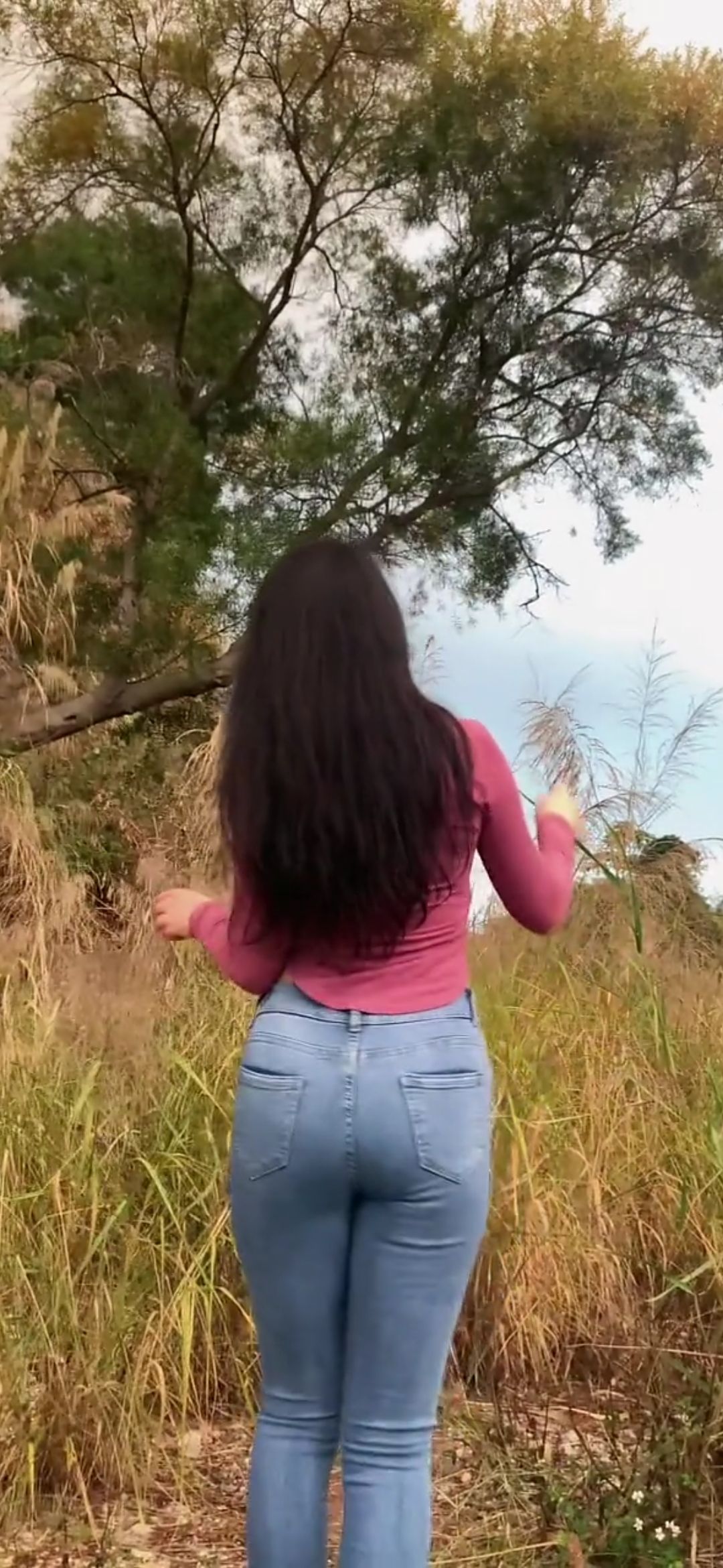 [视频]河南土地家柳树下跳舞的牛仔裤美女