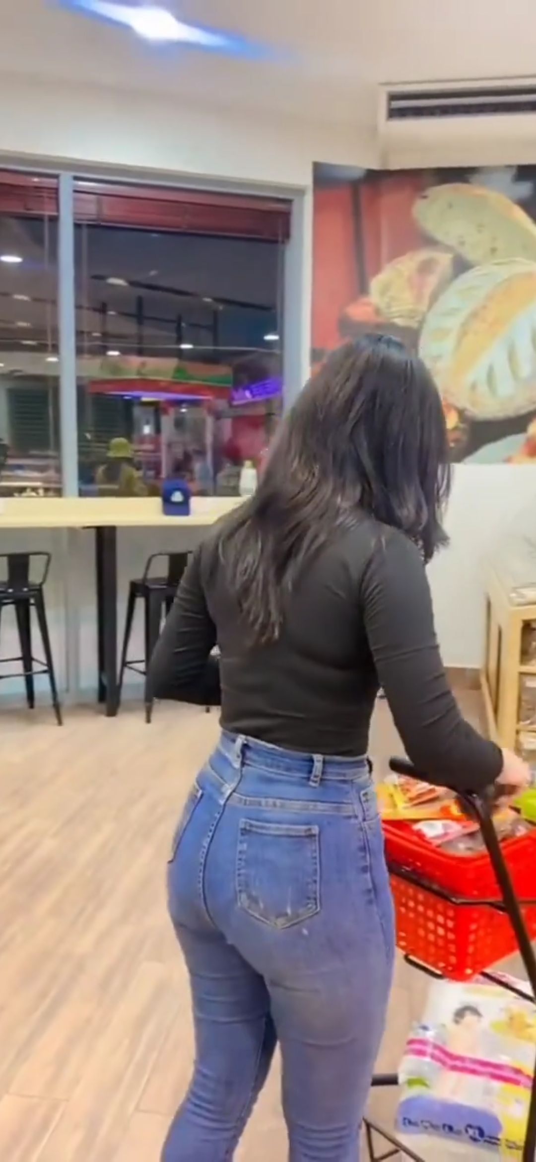 [视频]在情人去购物的越南牛仔裤美女