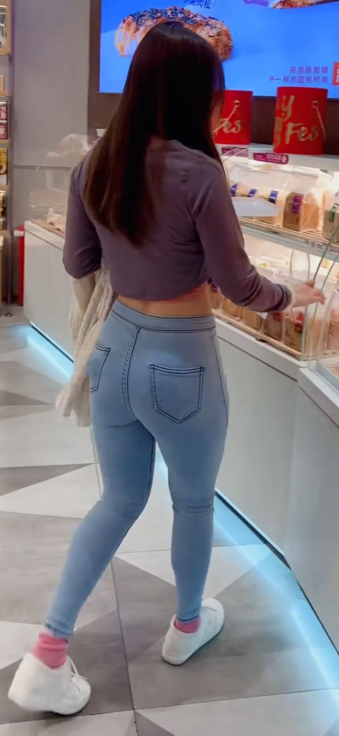 [视频]蛋糕店里肥美的长发牛仔裤美女