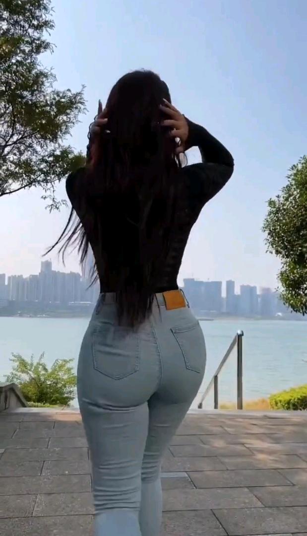 [视频]湖边行走的牛仔裤美女