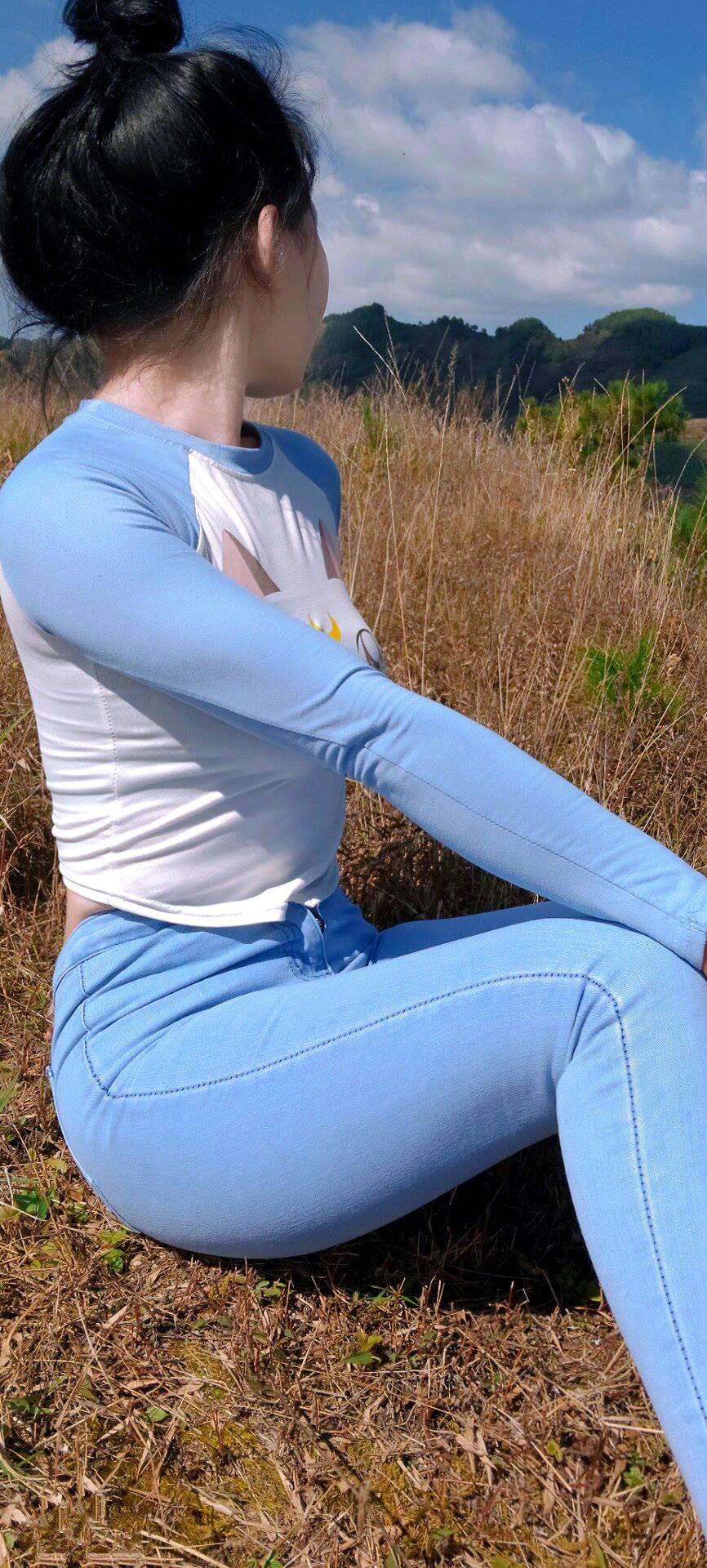 草地上面的牛仔裤美女