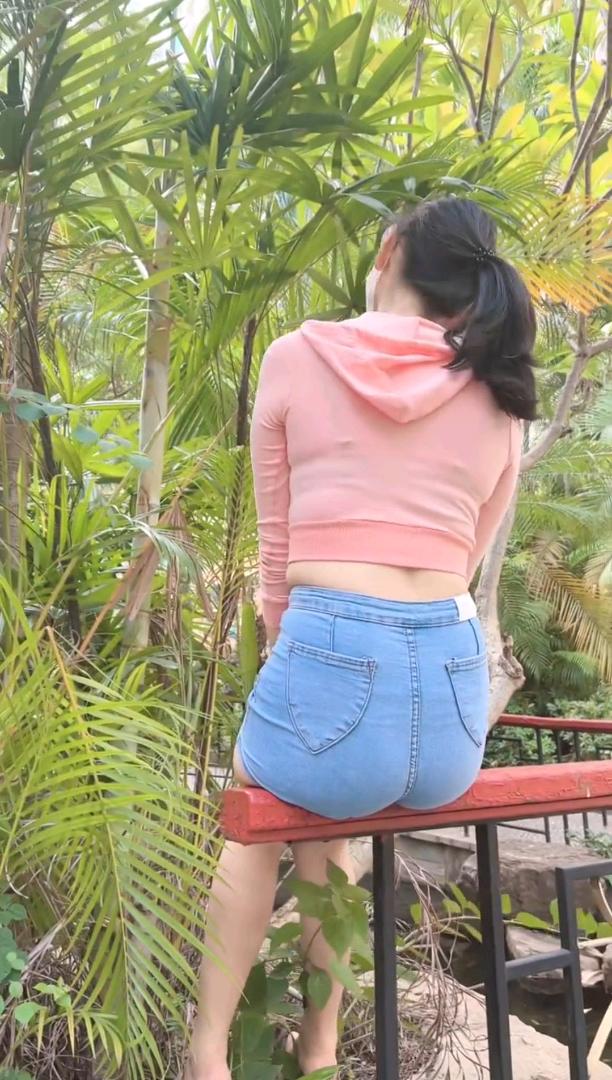 [视频]牛仔热裤美女的背面