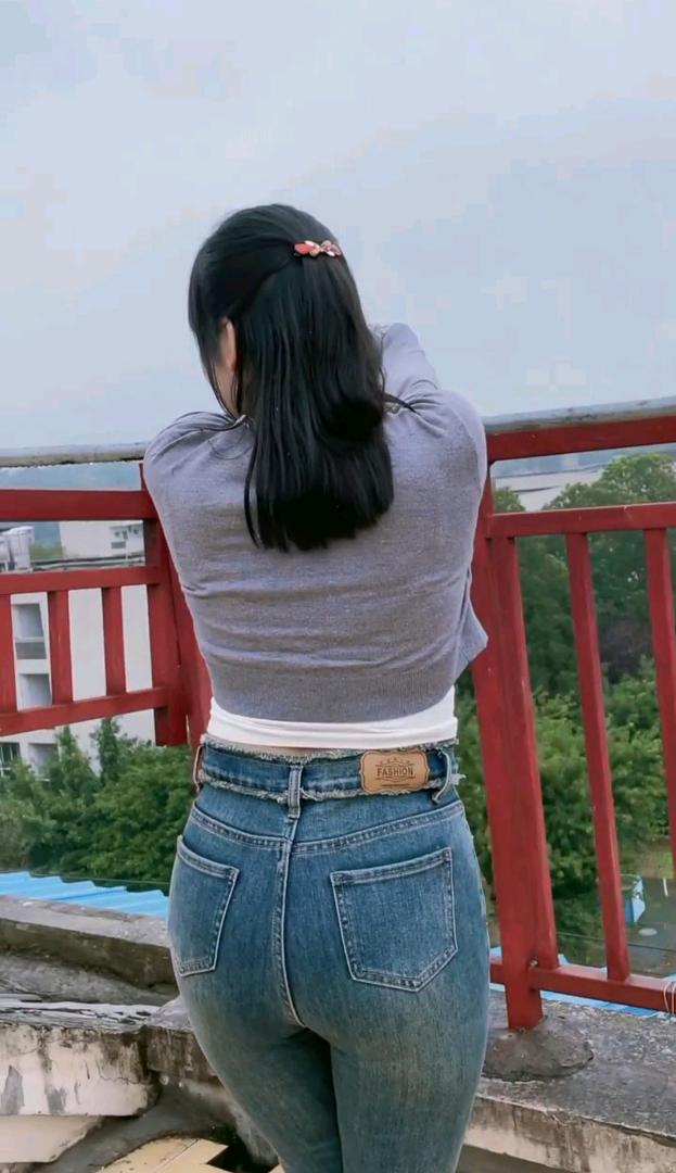 [视频]观望美景的牛仔裤美女