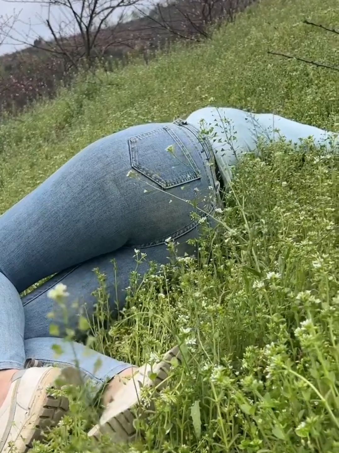 [视频]草地里的牛仔裤美女
