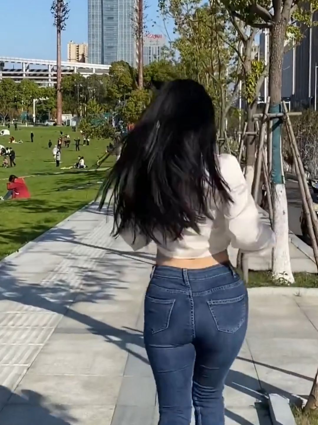 [视频]行走中的牛仔裤美女